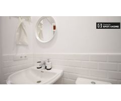 Se alquila habitación con baño en el apartamento de 9 habitaciones, Prat de LLobregat.