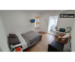 Se alquila habitación con baño en el apartamento de 9 habitaciones, Prat de LLobregat.