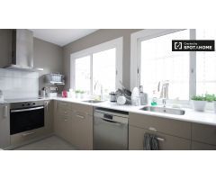 Se alquila habitación con baño en el apartamento de 9 habitaciones, Prat de LLobregat.