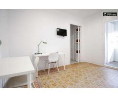 Se alquila habitación con baño en el apartamento de 9 habitaciones, Prat de LLobregat.