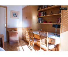 Habitación luminosa en un apartamento de 4 dormitorios en LEsquerra de lEixample