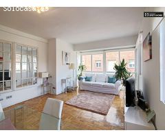 Habitación luminosa en alquiler en un luminoso apartamento de 3 dormitorios cerca de Cuzco, Madrid