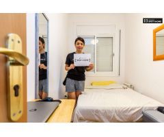 Habitación amueblada en piso de 3 dormitorios en sant martí.