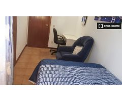Acogedora habitación en alquiler en apartamento de 5 dormitorios en Alcalá.