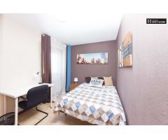 Habitación ordenada en alquiler en apartamento de 5 dormitorios en Alcalá