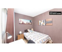 Habitación ordenada en alquiler en apartamento de 5 dormitorios en Alcalá