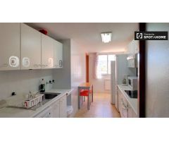Habitación ordenada en alquiler en apartamento de 5 dormitorios en Alcalá