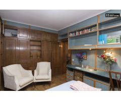 Amplia habitación con cama doble en alquiler en La Latina
