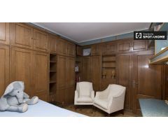 Amplia habitación con cama doble en alquiler en La Latina