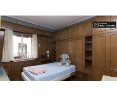 Amplia habitación con cama doble en alquiler en La Latina