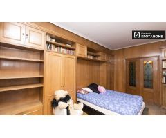 Amplia habitación con cama doble en alquiler en La Latina
