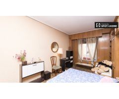 Amplia habitación con cama doble en alquiler en La Latina