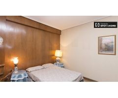 Amplia habitación con cama doble en alquiler en La Latina
