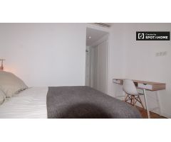 Elegante habitación en alquiler en apartamento de 6 dormitorios en Centro, Madrid