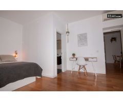 Amplia habitación en alquiler en apartamento de 6 dormitorios en Centro.