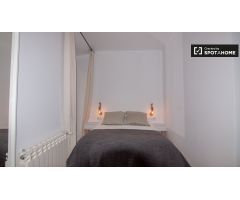 Amplia habitación en alquiler en apartamento de 6 dormitorios en Centro.