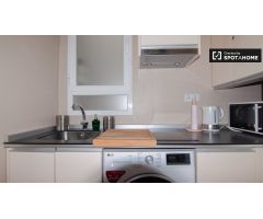 Amplia habitación en alquiler en apartamento de 6 dormitorios en Centro.