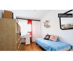 Habitación luminosa en alquiler en lujoso apartamento de 3 dormitorios en Aravaca