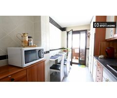 Habitación luminosa en alquiler en lujoso apartamento de 3 dormitorios en Aravaca