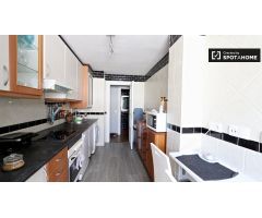 Habitación luminosa en alquiler en lujoso apartamento de 3 dormitorios en Aravaca