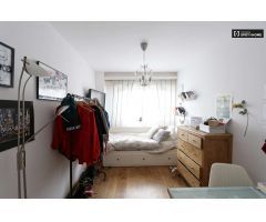 Acogedora habitación en alquiler en lujoso apartamento de 3 dormitorios en Aravaca