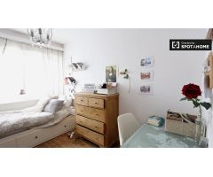 Acogedora habitación en alquiler en lujoso apartamento de 3 dormitorios en Aravaca