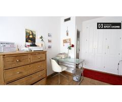 Acogedora habitación en alquiler en lujoso apartamento de 3 dormitorios en Aravaca