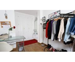 Acogedora habitación en alquiler en lujoso apartamento de 3 dormitorios en Aravaca