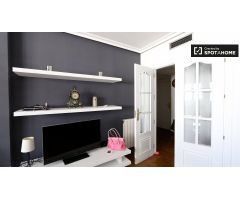 Acogedora habitación en alquiler en lujoso apartamento de 3 dormitorios en Aravaca