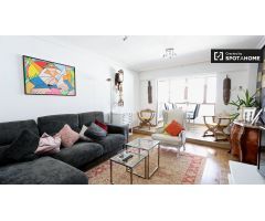 Acogedora habitación en alquiler en lujoso apartamento de 3 dormitorios en Aravaca