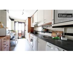 Acogedora habitación en alquiler en lujoso apartamento de 3 dormitorios en Aravaca