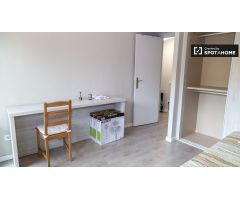 Se alquila habitación luminosa en apartamento de 2 dormitorios, Sant Martí