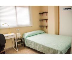 Se alquila habitación soleada, apartamento de 5 dormitorios, El Pla del Real.