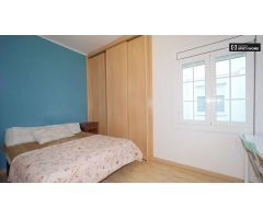 Acogedora habitación en un apartamento de 3 dormitorios en Gracia