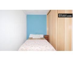 Acogedora habitación en un apartamento de 3 dormitorios en Gracia