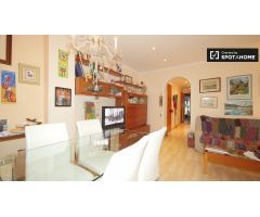 Acogedora habitación en un apartamento de 3 dormitorios en Gracia