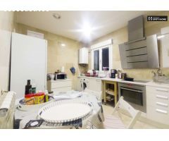 Habitación moderna en apartamento de 4 dormitorios en Hortaleza.