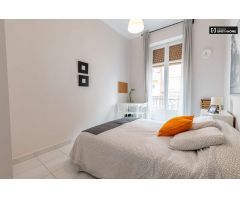 Cómoda habitación para alquilar en un moderno apartamento de 6 camas en LEixample