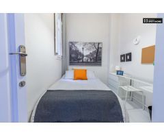 Habitación luminosa para alquilar en un apartamento de 6 dormitorios en el encantador Eixample