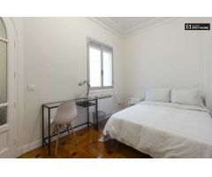 Acogedora habitación en alquiler en apartamento de 5 dormitorios en Centro.