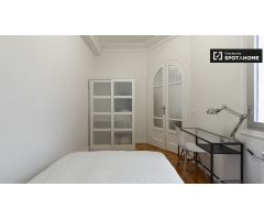 Acogedora habitación en alquiler en apartamento de 5 dormitorios en Centro.