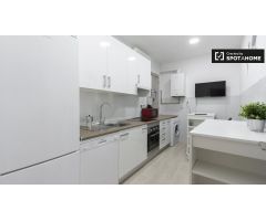 Acogedora habitación en alquiler en apartamento de 5 dormitorios en Centro.
