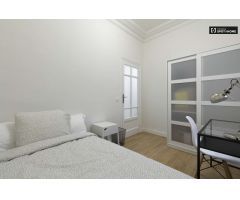 Se alquila habitación moderna en apartamento de 5 dormitorios en el centro.