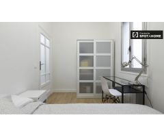 Se alquila habitación moderna en apartamento de 5 dormitorios en el centro.