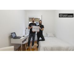 Se alquila habitación moderna en apartamento de 5 dormitorios en el centro.