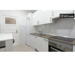 Elegante habitación en alquiler en apartamento de 5 dormitorios en Centro