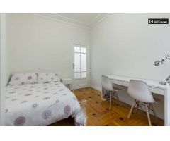 Se alquila habitación amueblada en piso de 5 dormitorios en centro.
