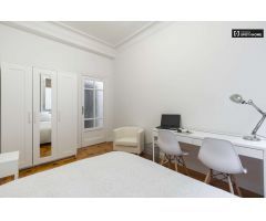 Elegante habitación en alquiler en apartamento de 5 dormitorios en Centro