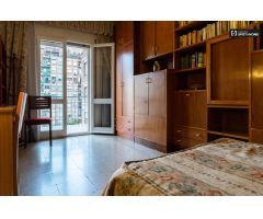 Habitación luminosa en alquiler en un apartamento de 3 dormitorios en LEsquerra de lEixample