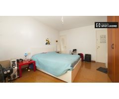 Amplia habitación en casa de 4 dormitorios en Badalona.